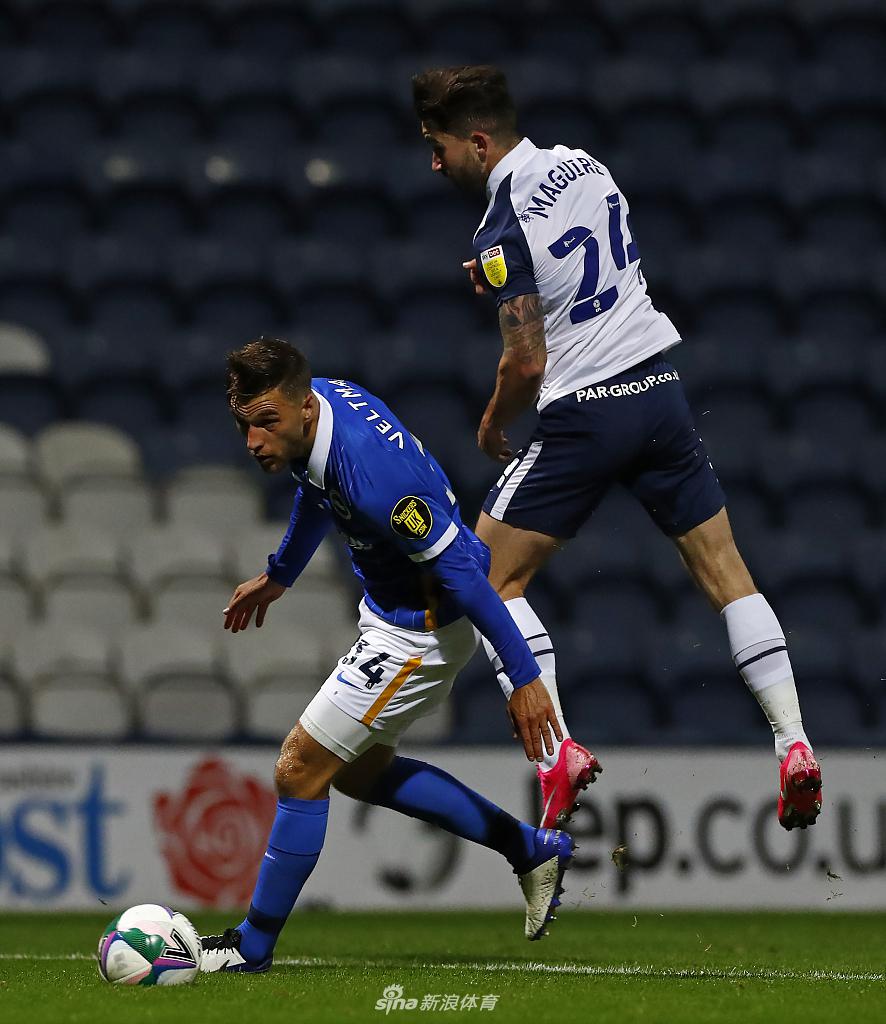 阿里雷扎-贾汉巴赫什凌空抽射破门瞬间，皮球如流星般飞向球门，定格了英联杯的激情时刻