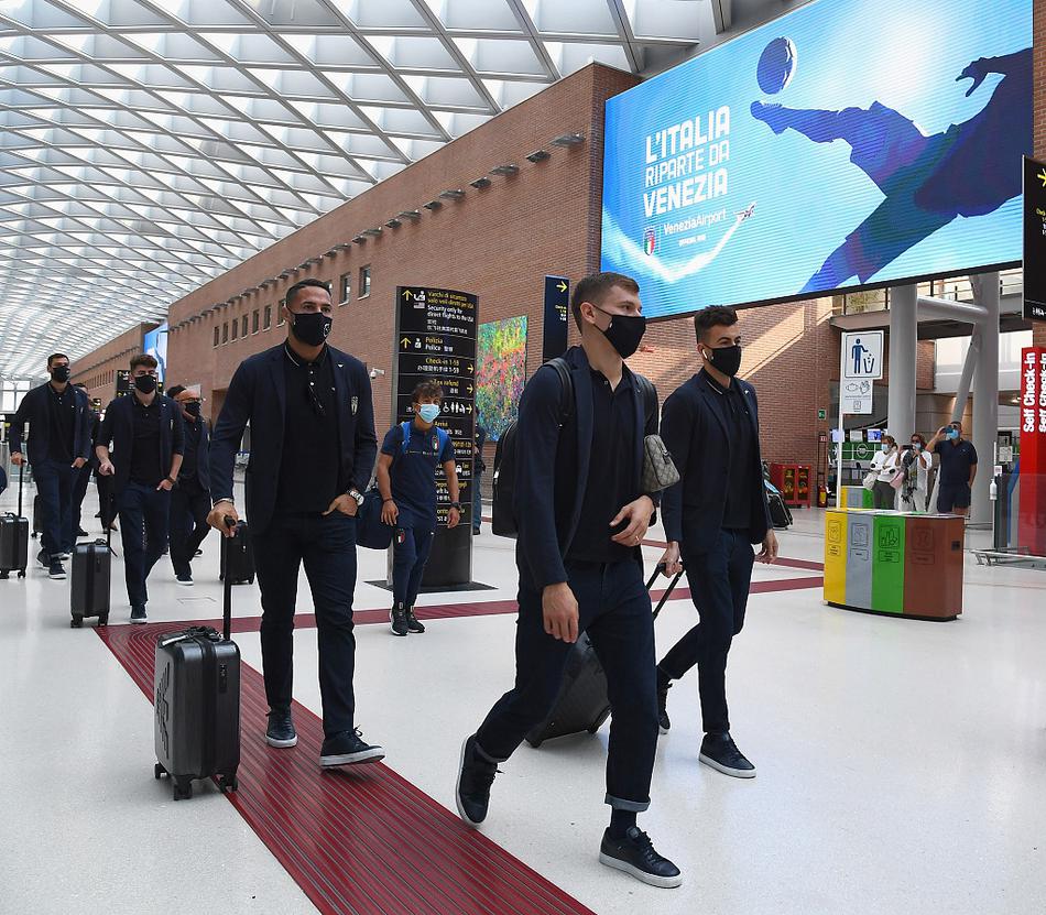 赛前新闻发布会上，曼奇尼双手交叉置于桌面，对着话筒从容作答，身后的欧国联背景板前，他的眼神仿佛已洞悉了明日赛场上的风云变幻。