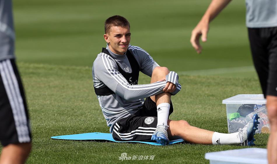 在慢镜头下，莱斯特城球员们正全神贯注地进行分组对抗，每一次触球都仿佛凝聚了停摆数月以来积攒的全部渴望，夕阳的余晖洒在他们紧绷的肌肉线条上，宣告着蓝狐的回归。