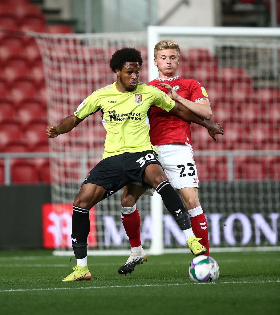 在阿斯顿盖特球场璀璨的灯光下，布里斯托尔城的攻击手凯西·帕尔默张开双臂肆意狂奔，他的身后是刚刚被他突破的北安普顿防线，整个画面仿佛定格在他梅开二度、点燃主场激情的那一瞬间。