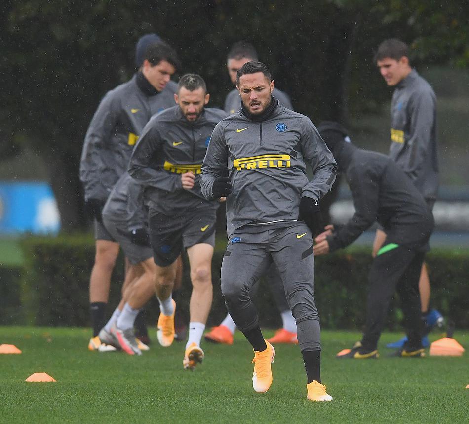 在一场高强度分组对抗中，巴雷拉腾空而起与队友奋力拼抢，他狰狞的表情和飞扬的草屑，完美诠释了什么叫作‘把每一次训练都当作欧冠决赛来踢’。