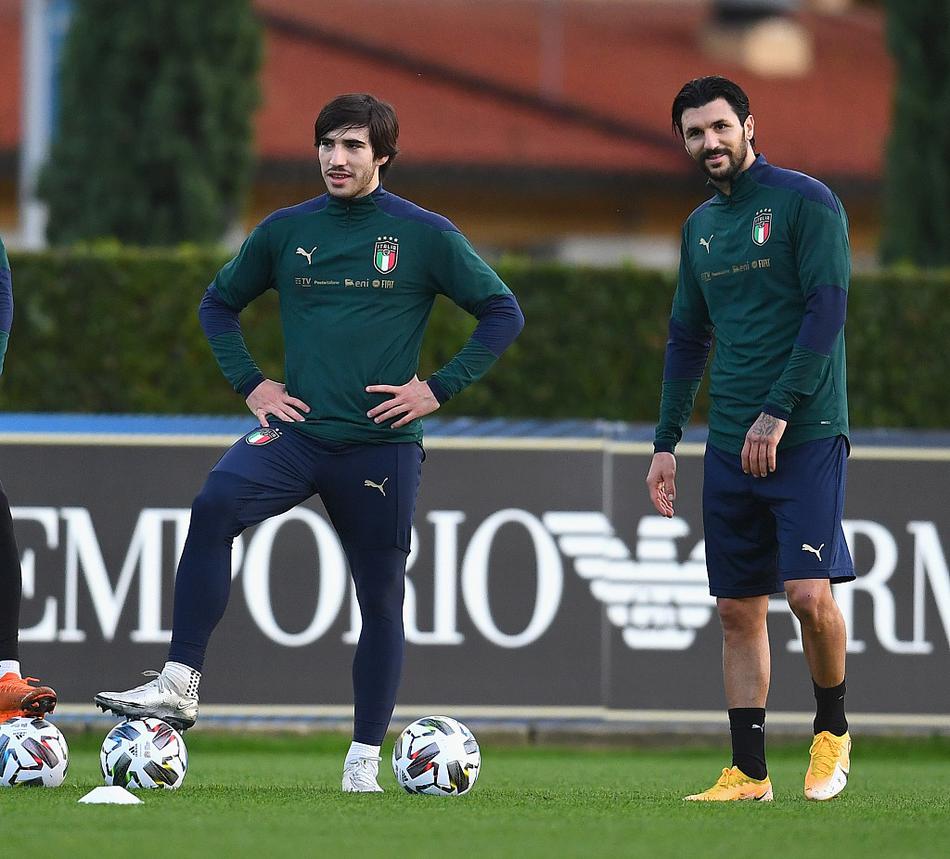 意大利球员正在进行射门练习，足球如出膛炮弹般飞向球门，力量的爆发瞬间被定格，象征着球队攻坚克难的决心。