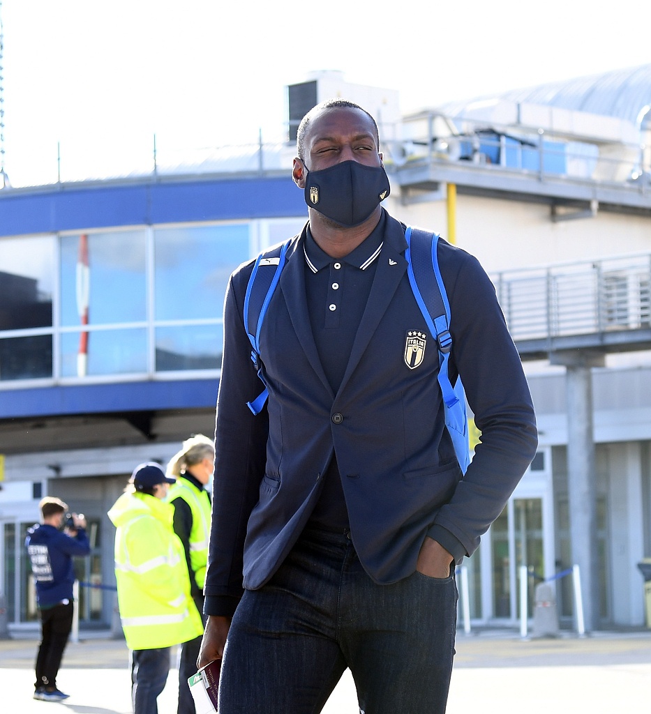 进球功臣贝拉尔迪被队友紧紧拥抱，洛卡特利从身后搂住他，所有人的笑容都在诉说着同一句话：我们做到了，我们进军总决赛了！