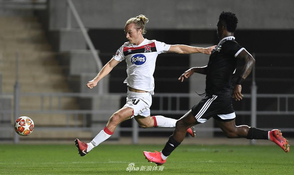 火眼金睛!球出界裁判判罰爭球 湖人再度挑戰成功拿到球權