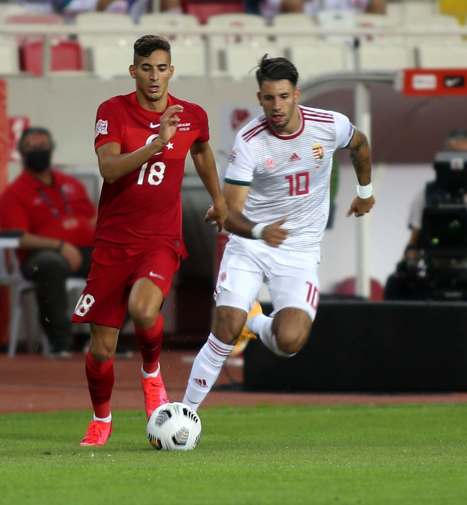 土耳其队长低头沉思，难掩主场首战失利后的失落背影