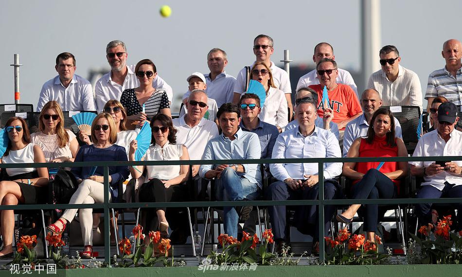 莫德里奇正手击球瞬间，力量与优雅并存，仿佛将足球场上的大师风范带到了网球场