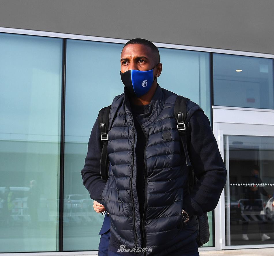 蓝黑将士赛前热身，拉伸筋骨全情投入，绿茵场上蓄势待发，静候意甲新赛季首声哨响。