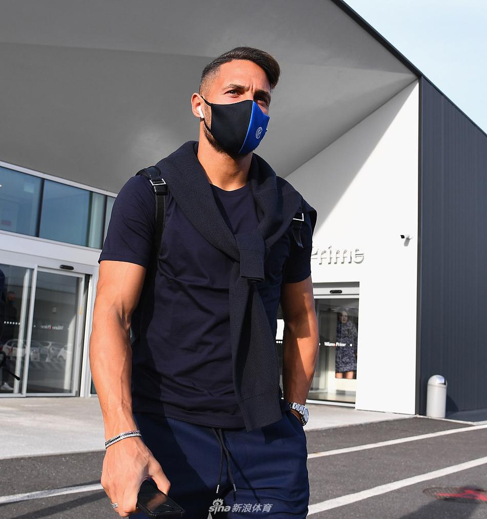 国际米兰后防大将抵达赛场，表情严肃认真，深知升班马主场防守强悍，此战需全神贯注。