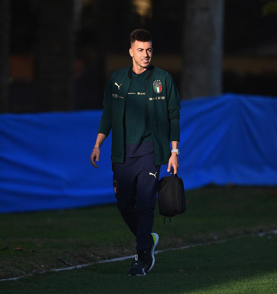 年轻中场托纳利在训练中观察场上局势，他的眼神坚定而沉着，作为意大利足球寄予厚望的新星，他在这次集训中获得了宝贵的磨合与成长机会。