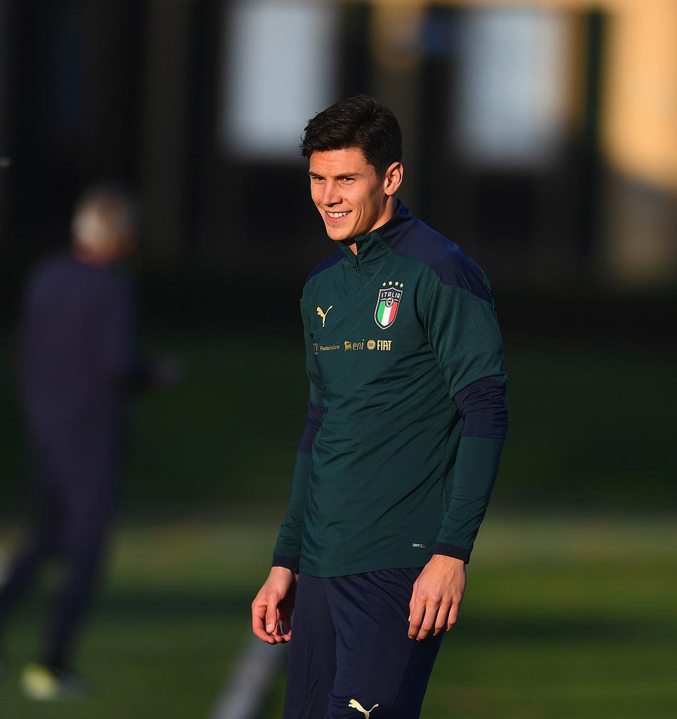 拉伊奥拉旗下的天才前锋莫伊塞·基恩在训练中咧嘴大笑，即便在空场训练的氛围下，他的笑容依然灿烂，为略显紧张的赛前准备注入了一股轻松与活力。