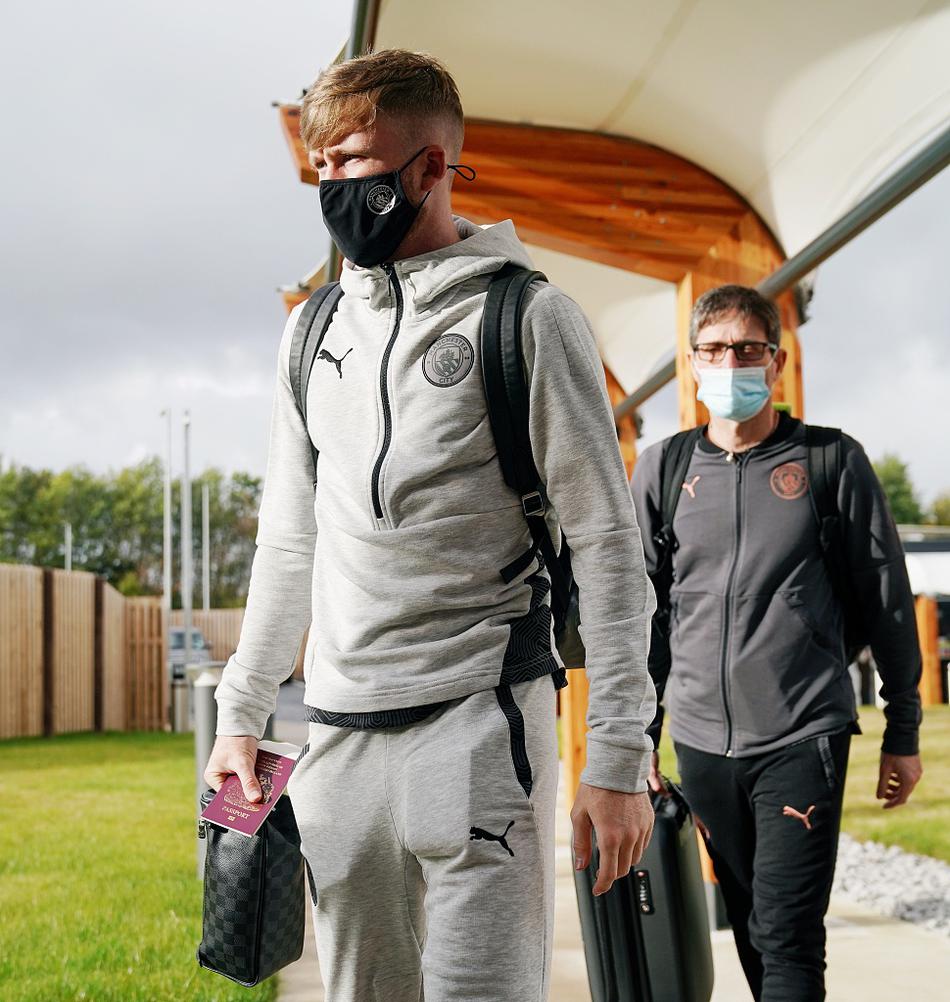 年轻才俊福登戴着口罩办理登机手续，眼神中透露着超越年龄的沉稳，这次远征将是他积累大赛经验、迈向巨星的又一次宝贵旅程。