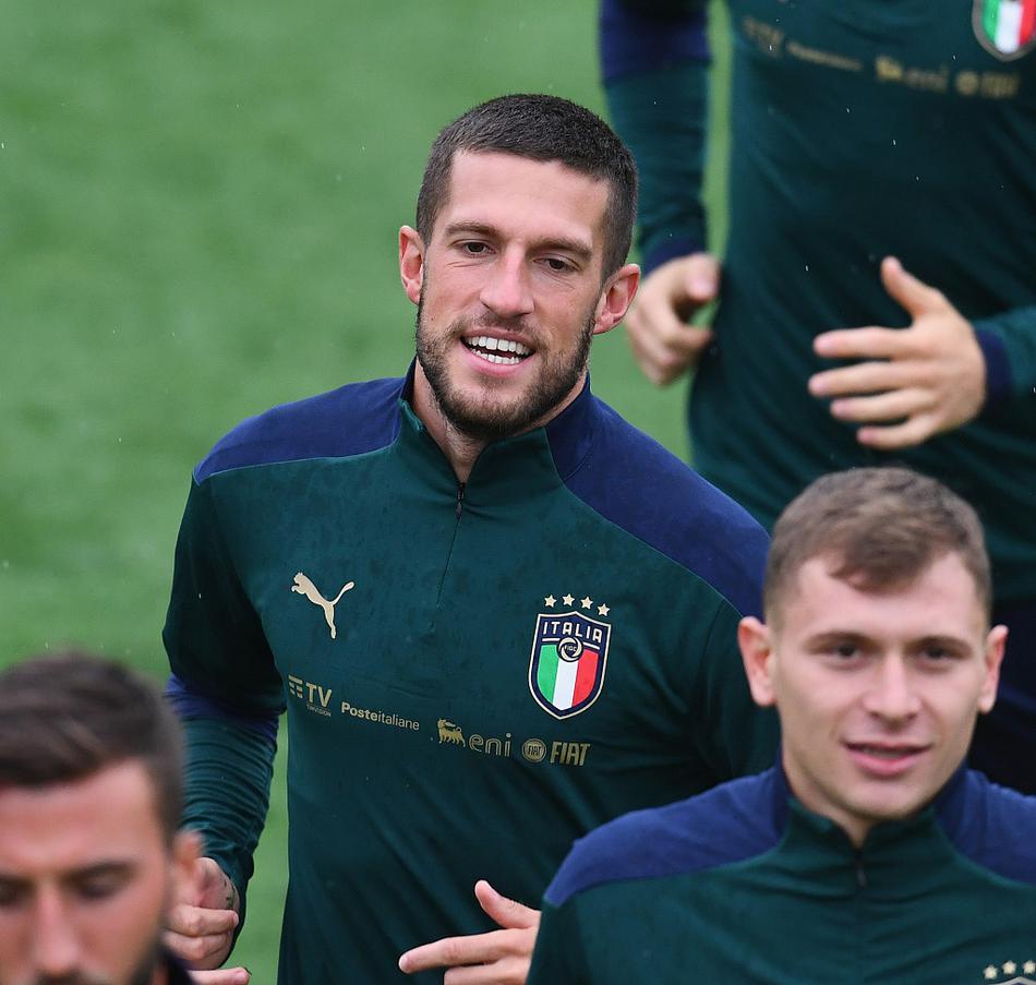 因西涅与队友们在抢圈训练中笑容满面，轻松的氛围背后是必胜的信念，这支意大利队正努力在团结中寻找力量。