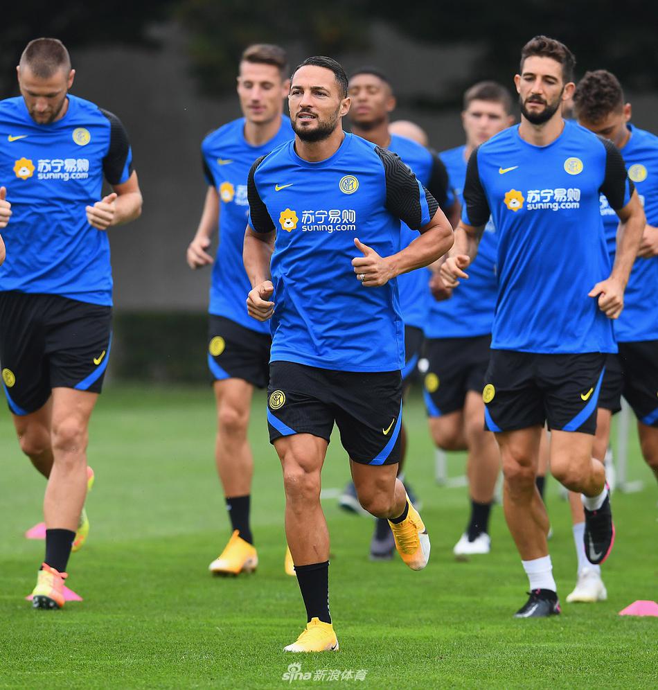 夕阳下的训练场被镀上一层暖金色，桑切斯轻巧地卸下高空球，动作优雅从容，仿佛时间都在此刻放缓。