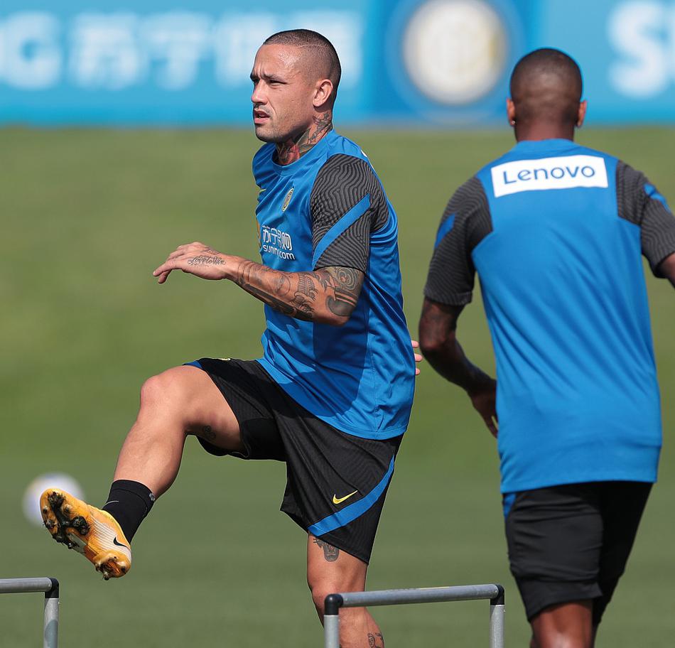 后防大将什克里尼亚尔在一次凶狠但又精准的铲截后立即起身，坚毅的眼神仿佛在告诉来犯的前锋：这里是禁飞区