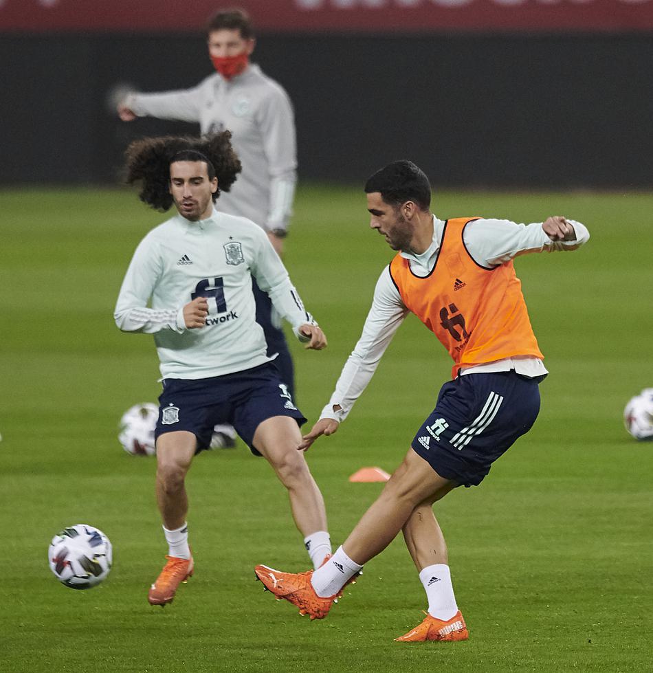 从高角度俯瞰，教练组在场上摆放了标志盘，布置了复杂的传跑路线训练，队员们如同棋盘上的棋子，在绿茵场上精确地执行着战术套路。