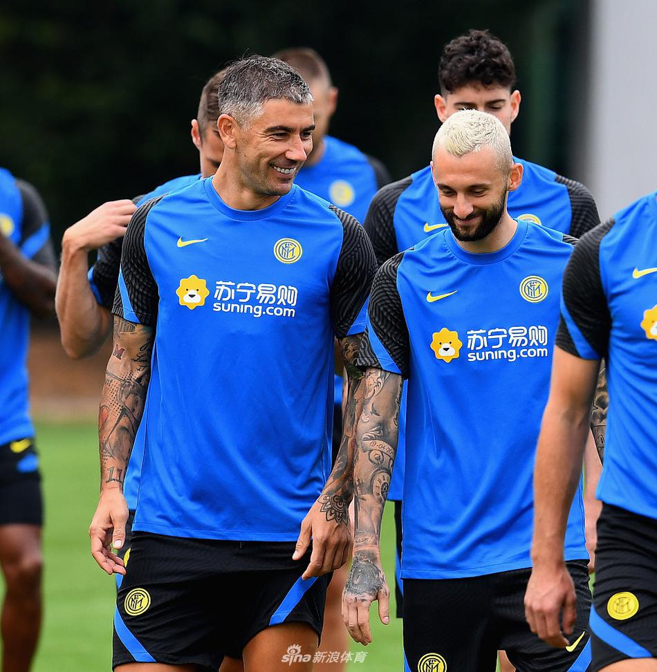 训练场上尘土微扬，劳塔罗腾空跃起，身体舒展到极致，像一头蓄势待发的雄狮，奋力将球顶向目标。