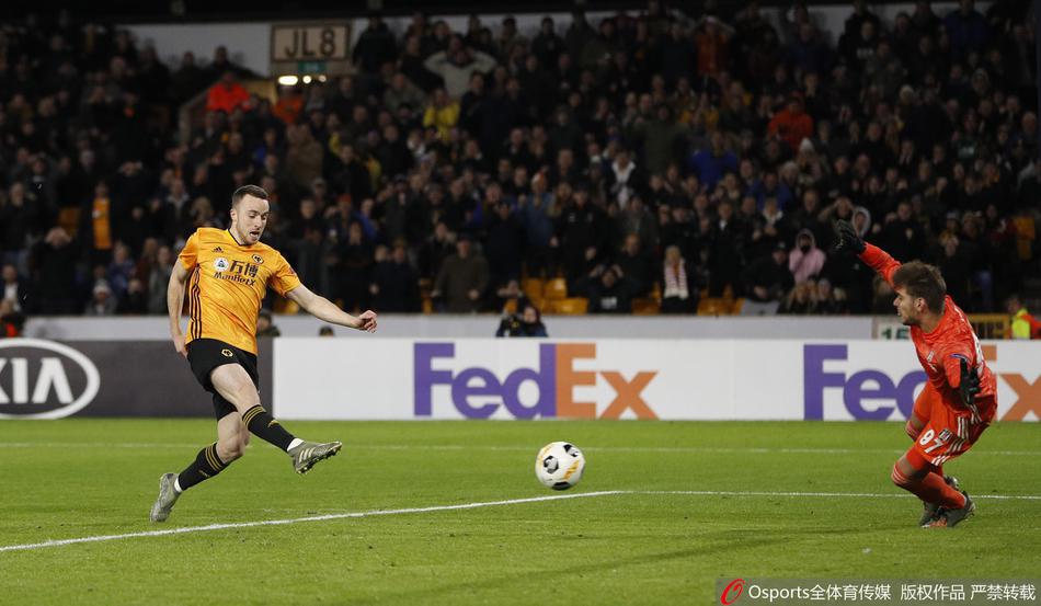 若塔机敏补射再下一城，短短几分钟内梅开二度，他张开双臂庆祝，脸上写满了自信与霸气。