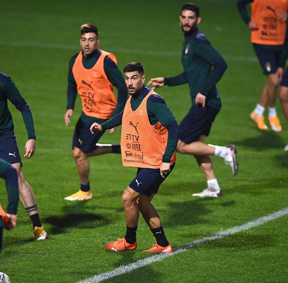 在托斯卡纳的艳阳下，意大利国门西里古在训练中全神贯注，飞身单掌将皮球托出横梁，他的身后是佛罗伦萨清新的空气与专注的教练组目光。