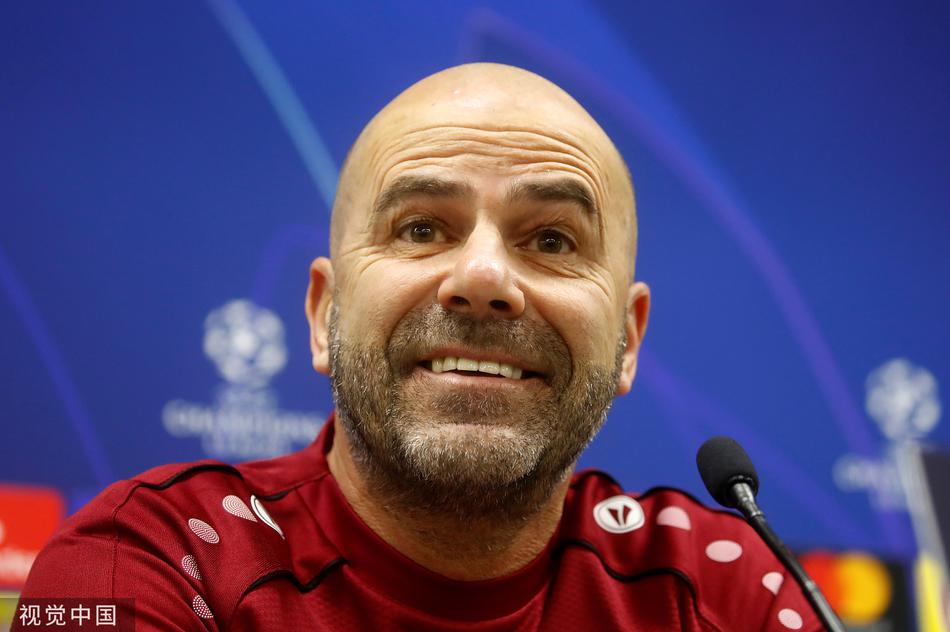 凛冽寒风中，勒沃库森主帅博斯双手插兜，目光如炬地注视着训练场上的每一次拼抢，他的身影仿佛一座坚定矗立在莫斯科郊外的灯塔。