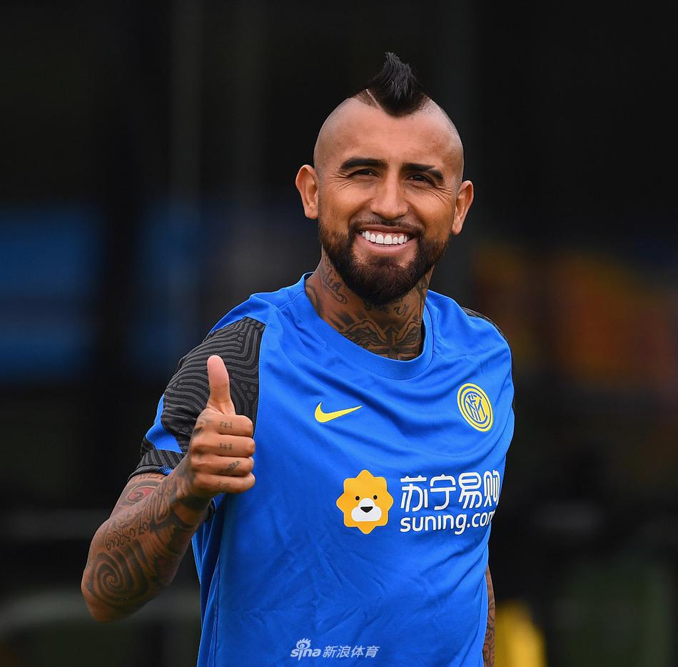 训练场上，比达尔在控球练习中展现出细腻的脚法与出众的视野，身边围观的队友也仿佛被这位斗士的专注力所感染。