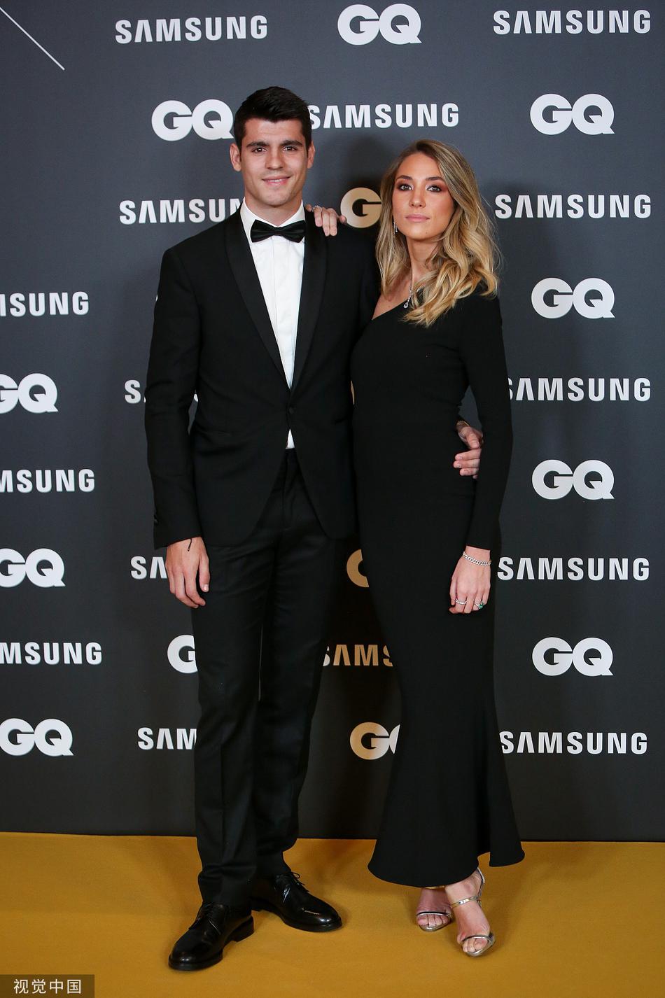 爱丽丝单独留影，精致的妆容与自信的微笑，让她在GQ盛典的红毯上绽放出迷人的光彩。