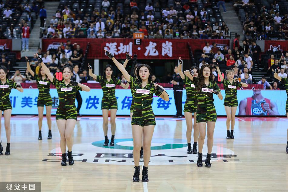 镜头聚焦在一位舞姿动人的啦啦队成员身上,她扎着利落的马尾,手中的花球随着节奏划出优美弧线,专注的眼神和专业的神态成为赛场一道亮丽的风景线。