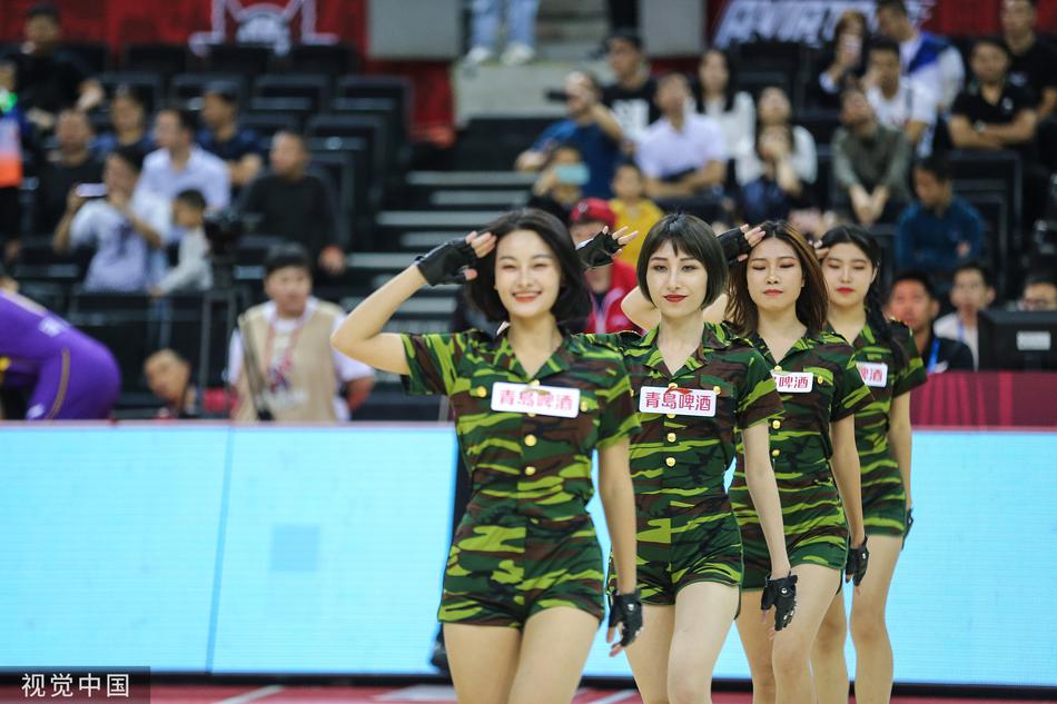 深圳主场炫舞团啦啦队宝贝们身着白色亮眼队服,在球场中央随着动感音乐跃动起舞,她们洋溢着青春活力的笑容瞬间点燃了全场气氛。