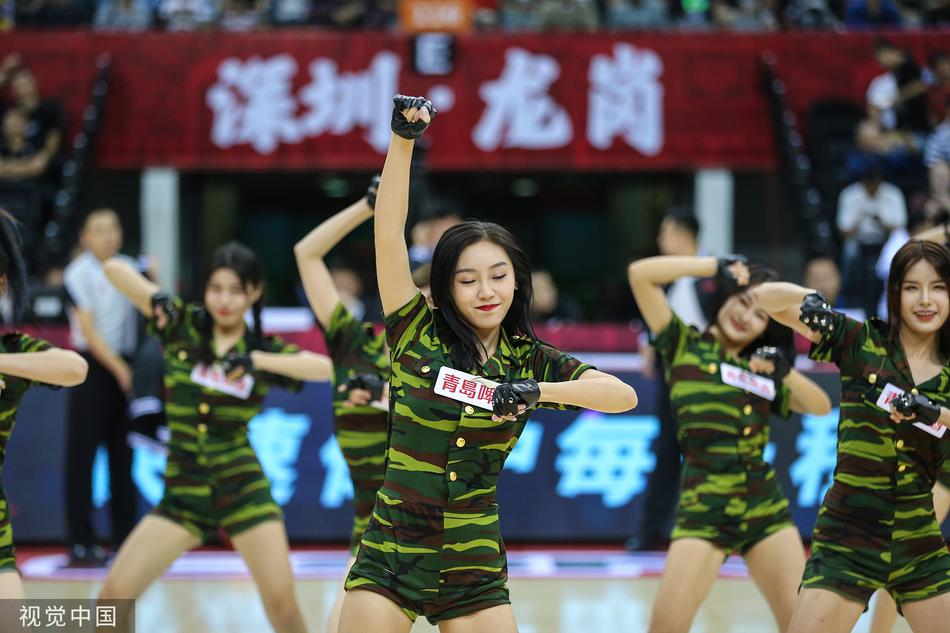 几位啦啦队员在表演间隙互动,她们勾肩搭背对着镜头露出甜美可爱的表情,展现了赛场下女孩们亲密无间的友谊和青春气息。