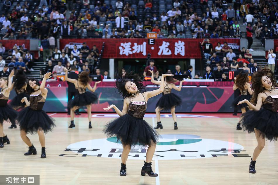 比赛结束后,啦啦队员们在球员通道出口与退场的观众挥手道别,尽管球队失利,但她们依然保持着职业的微笑,感谢球迷们一整晚的陪伴与呐喊。