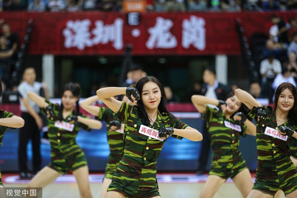 中场休息时,啦啦队换上一身活力橙色的服装进行表演,她们整齐划一的舞步和灿烂明媚的笑容,让紧张激烈的比赛氛围得到了短暂的舒缓。