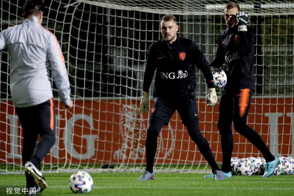 德里赫特在防守对抗中全力以赴，年轻的面庞写满坚毅，他正与范戴克一同筑起橙衣军团牢不可破的钢铁长城。