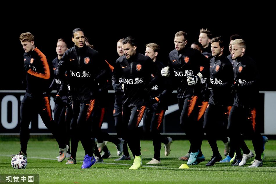 弗朗基·德容在训练中轻巧地摆脱防守，他那闲庭信步般的盘带和犀利的传球视角，正为荷兰队的中场注入前所未有的创造力。