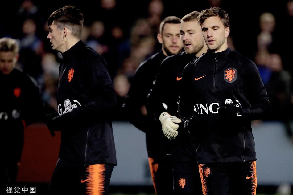 主帅科曼在场边双手插兜目光如炬，密切关注着场上每一名球员的跑动，他的运筹帷幄是这支年轻荷兰队稳步前行的领航灯塔。