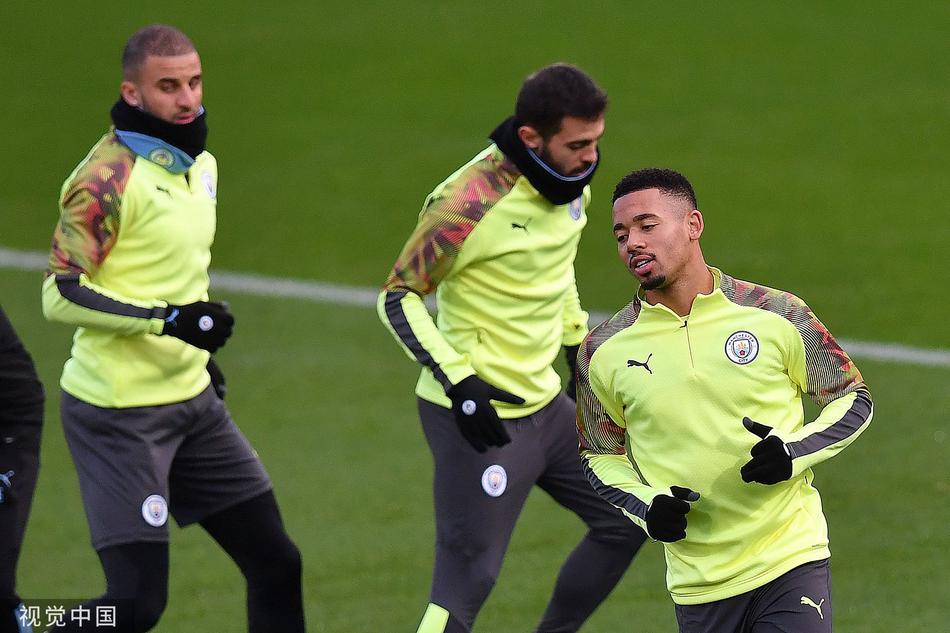 大卫-席尔瓦在训练中露出狡黠的笑容，这位中场魔术师的回归让曼城的中场控制力大增，他的每一次触球都仿佛在给队友传递信心。
