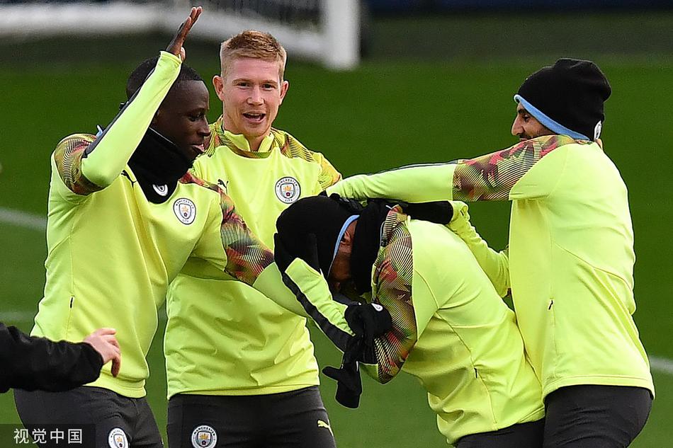 门将埃德森在训练中目光如炬，高接低挡力保城门不失。作为球队防线的最后一道闸，他的稳定发挥是曼城抢分的关键保障。