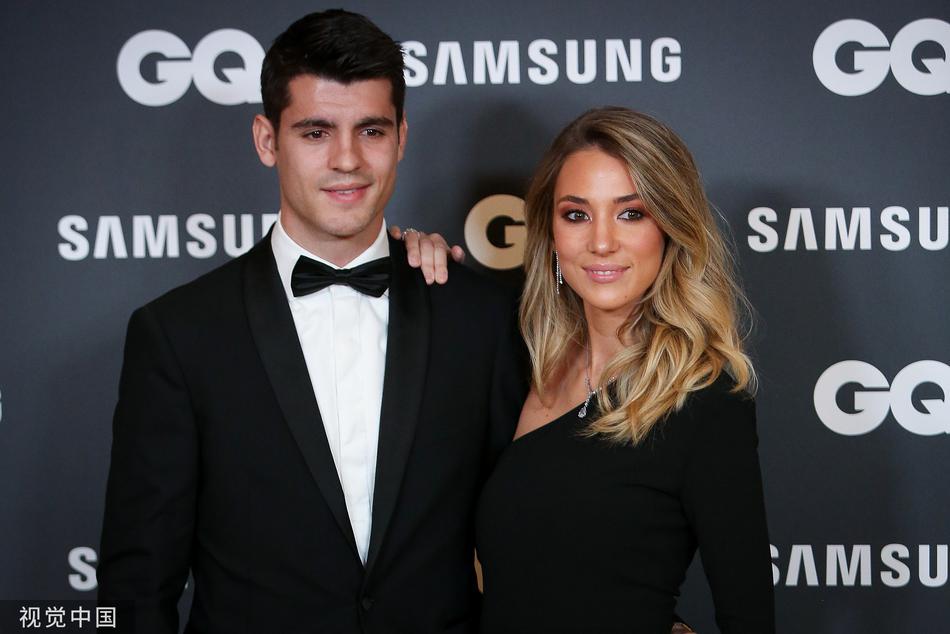 在GQ晚宴的室内灯光下，莫拉塔身着笔挺西装，与爱丽丝的礼服相得益彰，尽显足坛金童玉女的优雅风采。