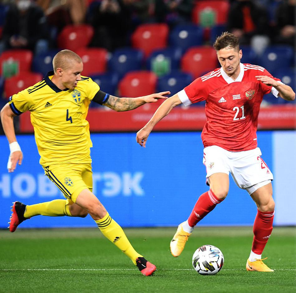 瑞典前锋伊萨克在莫斯科的夜空中高高跃起，如同一只展翅的雄鹰，用一记势大力沉的头槌攻破了俄罗斯队的球门，这一刻，他身旁的俄罗斯防守球员仿佛成为了沉默的背景板。