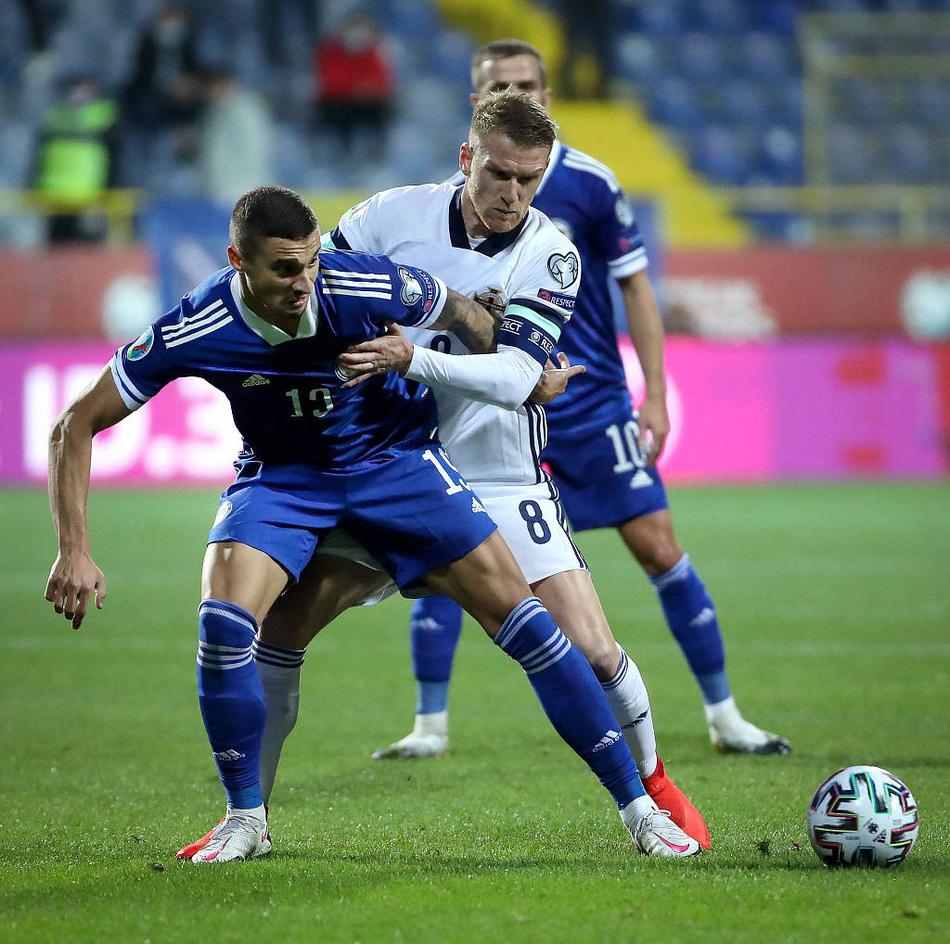 北爱尔兰球员麦金进球后疯狂滑跪庆祝，身后的队友们张开双臂飞奔而来，他的脸上写满了逆转比分的狂喜与难以置信