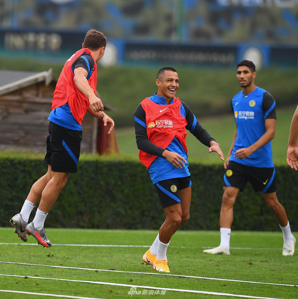 镜头拉近，卢卡库肌肉线条分明，汗水顺着脸颊滑落，专注的眼神里写满了对新赛季进球如麻的渴望。