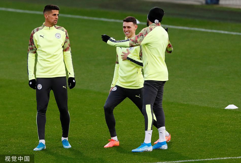 斯特林在训练中全神贯注，完成一次势大力沉的射门。本赛季状态火热的他，是曼城撕破矿工防线的边路快马，他的突破将是比赛的一大看点。