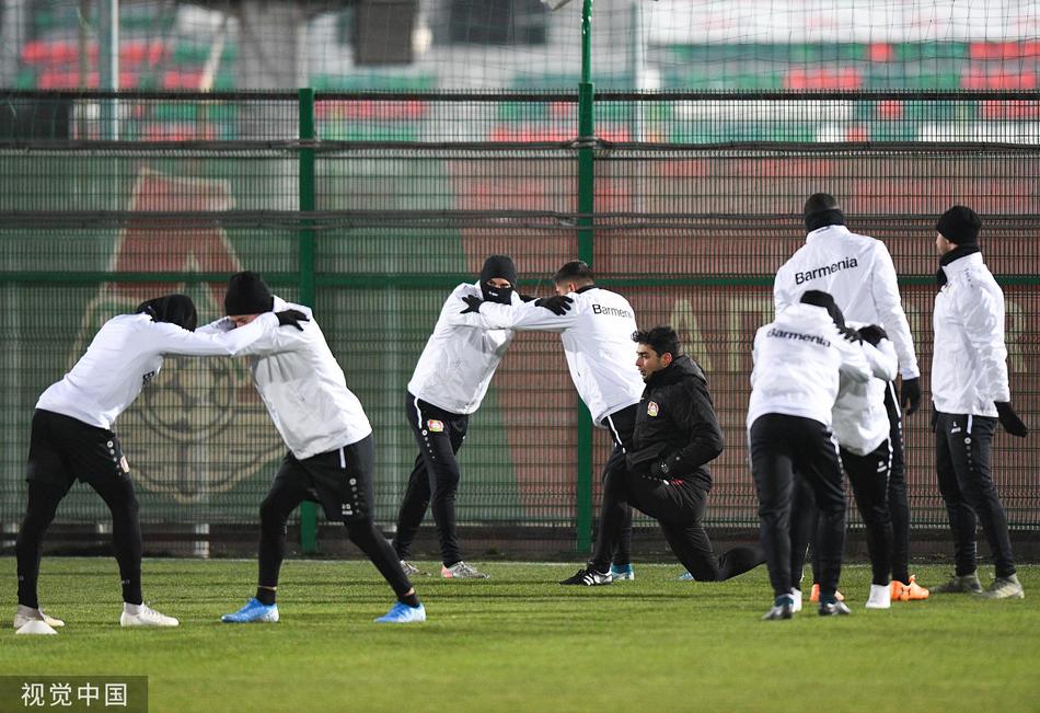 赛前新闻发布会现场，博斯面对各国记者的话筒从容不迫，他用双手比划着战术，试图将坚定的信念传递给每一位关心勒沃库森的球迷。