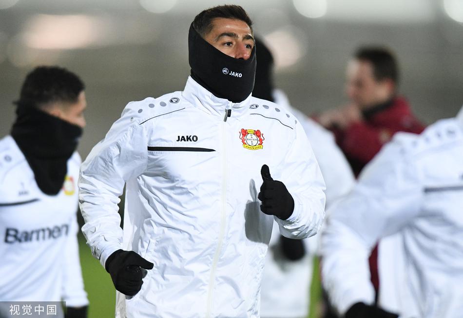 发布会上，一名勒沃库森球员陷入沉思，面前的话筒如林，他眉宇间凝聚着对比赛的思考，仿佛已在脑海中预演了无数次明晚的决战。