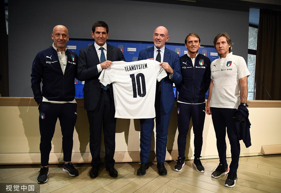 蓝衣军团将士围成圆圈相互鼓劲，团队凝聚力在赛前训练场上空升腾