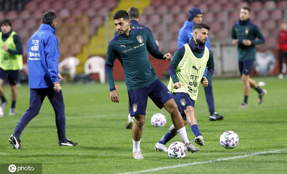 曼奇尼双手插兜站在场边目光如炬，密切关注着场上球员的每一个技术动作和战术跑位，准备在即将到来的欧预赛中调试最佳阵容