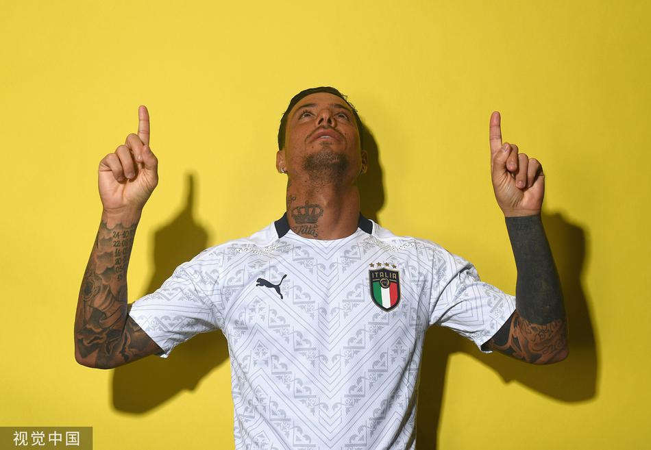 博努奇和年轻后卫们在镜头前合影，作为后防领袖，他正带领巴斯托尼等新人传承意大利的钢铁防线传统