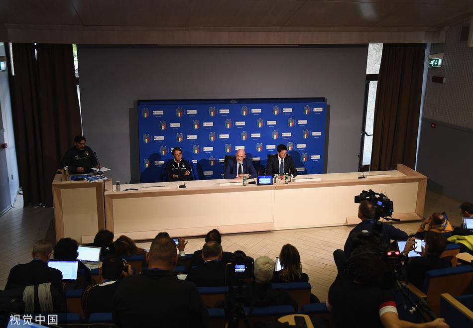 因西涅在训练中弯弓搭箭拔脚怒射，足球划破长空仿佛重现绝杀瞬间