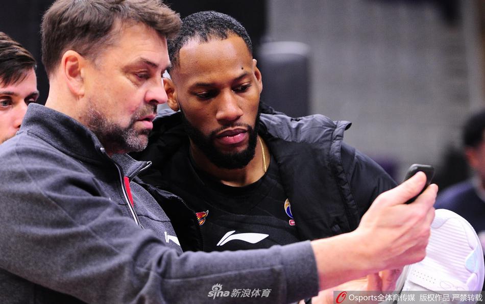 胡明轩训练中表情专注进行上篮练习，近期他已经连续七场比赛得分上双。