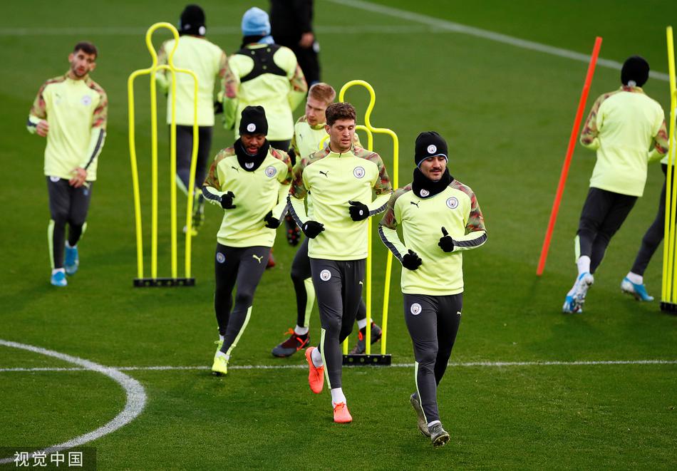 在曼彻斯特的晨光中，京多安领衔的曼城众将正进行围圈抢圈练习，笑容与专注并存，备战氛围轻松而热烈。