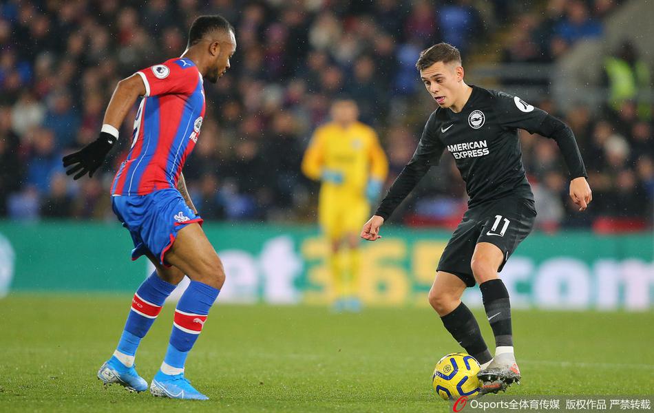 水晶宫核心扎哈破门后激情滑跪庆祝，草皮在他身后划出三道深色印记，看台上无数手臂为他挥舞致敬