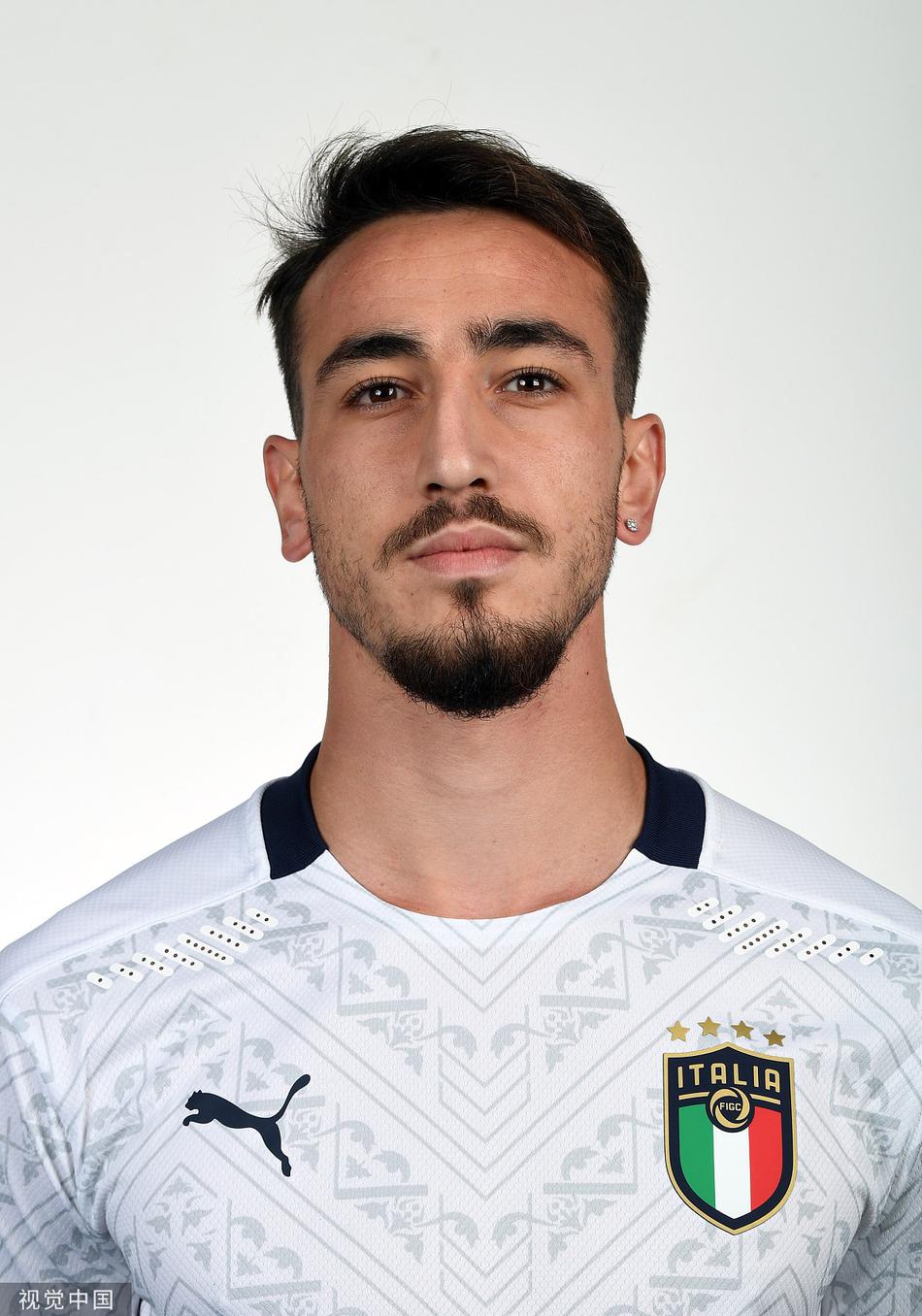 曼奇尼在拍摄现场指挥球员站位，这位功勋主帅用独特的魅力和战术革新，将平民意大利打造成预选赛最强战队